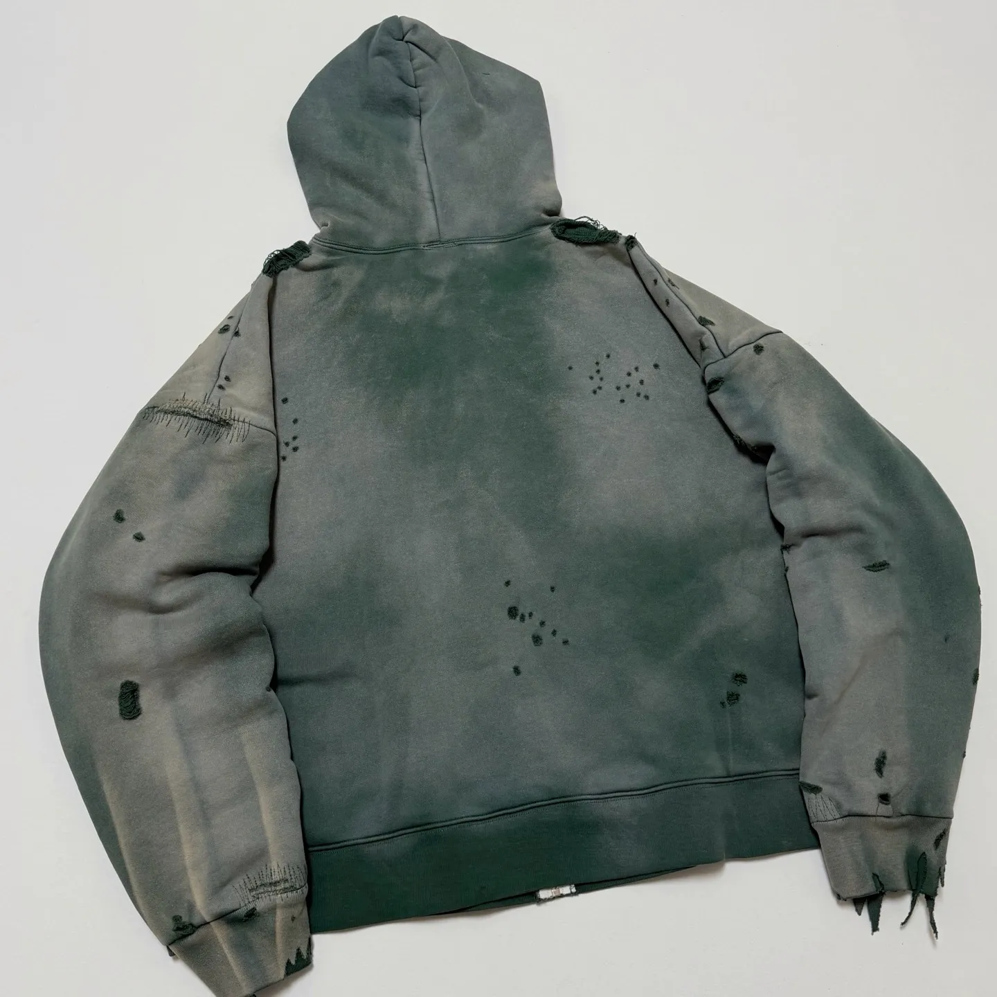 SAINT Mxxxxxx DBL FACE ZIP UP HOODIE/GREEN Double-layer destroyed waffle zipper jacket, washed green S-XL, a style that has been used in the summer. After continuous fine polishing, it has finally been shipped. The finished product is simply a work of art. Super heavy washing and distressing. Multiple water fades. Excessive hand-made wormhole destruction processing. Deconstruction and reorganization embroidery technology. Custom-made zippers with LOGO. The color details of the zipper webbing are also correct. Original grade fruit main label and wash water label. Top purchasing grade. A layer of waffle fabric is added to the inner lining to make the overall texture stronger and increase the comfort and warmth of the wearer.